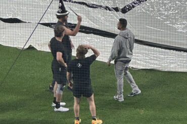 Mike Vasil jette un sort à Martin Perez sous le regard de Kyle Teel et Chase Meidroth pendant le retard de la pluie