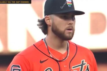 Les lanceurs des Giants Landen Roupp, JT Brubaker et Ryan Walker écrivent des versets bibliques sur leurs casquettes Pride Night, et Sam Hentges ne porte pas du tout la casquette Pride Night.